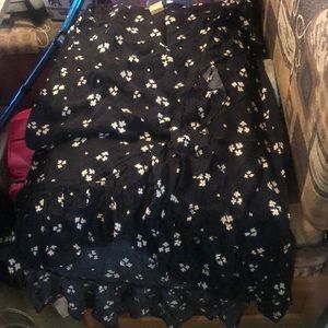 A super cute waist tie slit on the side skirt